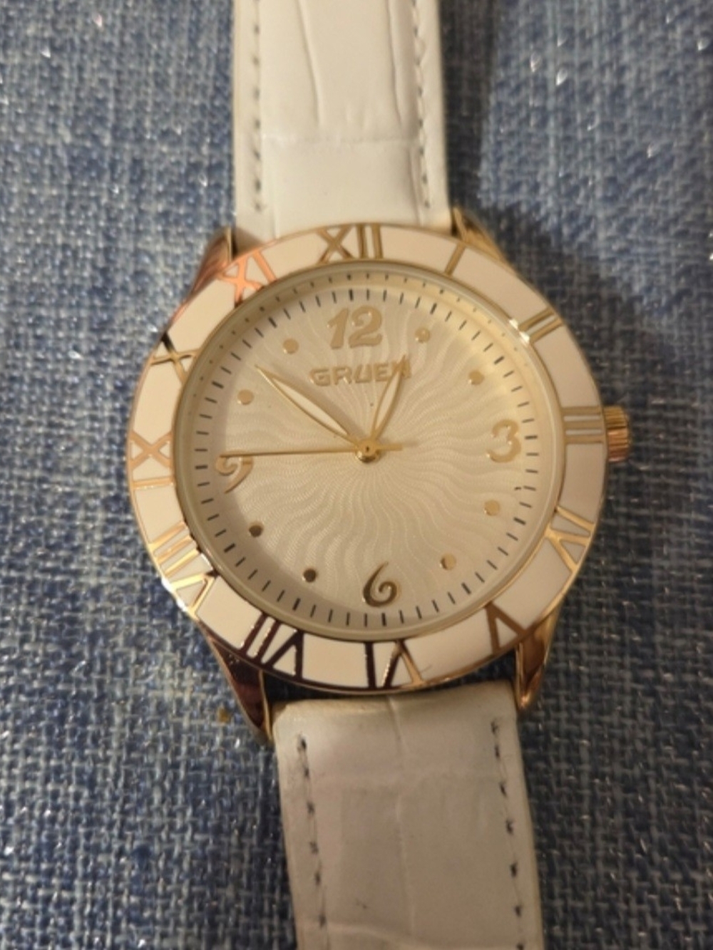 🍁 Avon White and Gold Women's Fashion Watch